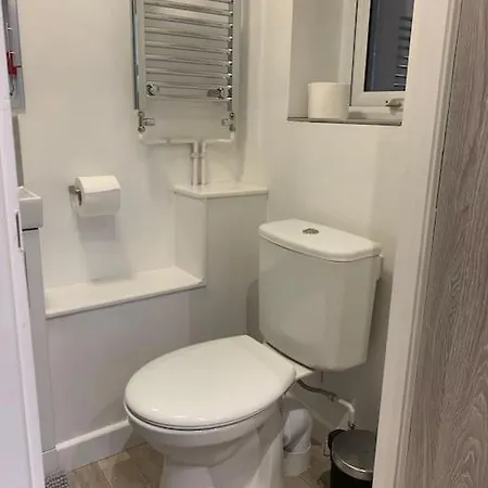 4. Immaculate 2 Bedroom Flat Birmingham
