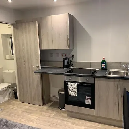 4. Immaculate 2 Bedroom Flat Apartment *