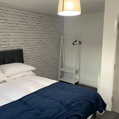 4. Immaculate 2 Bedroom Flat Apartment *