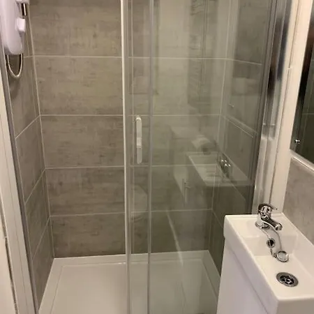 Apartment 4. Immaculate 2 Bedroom Flat